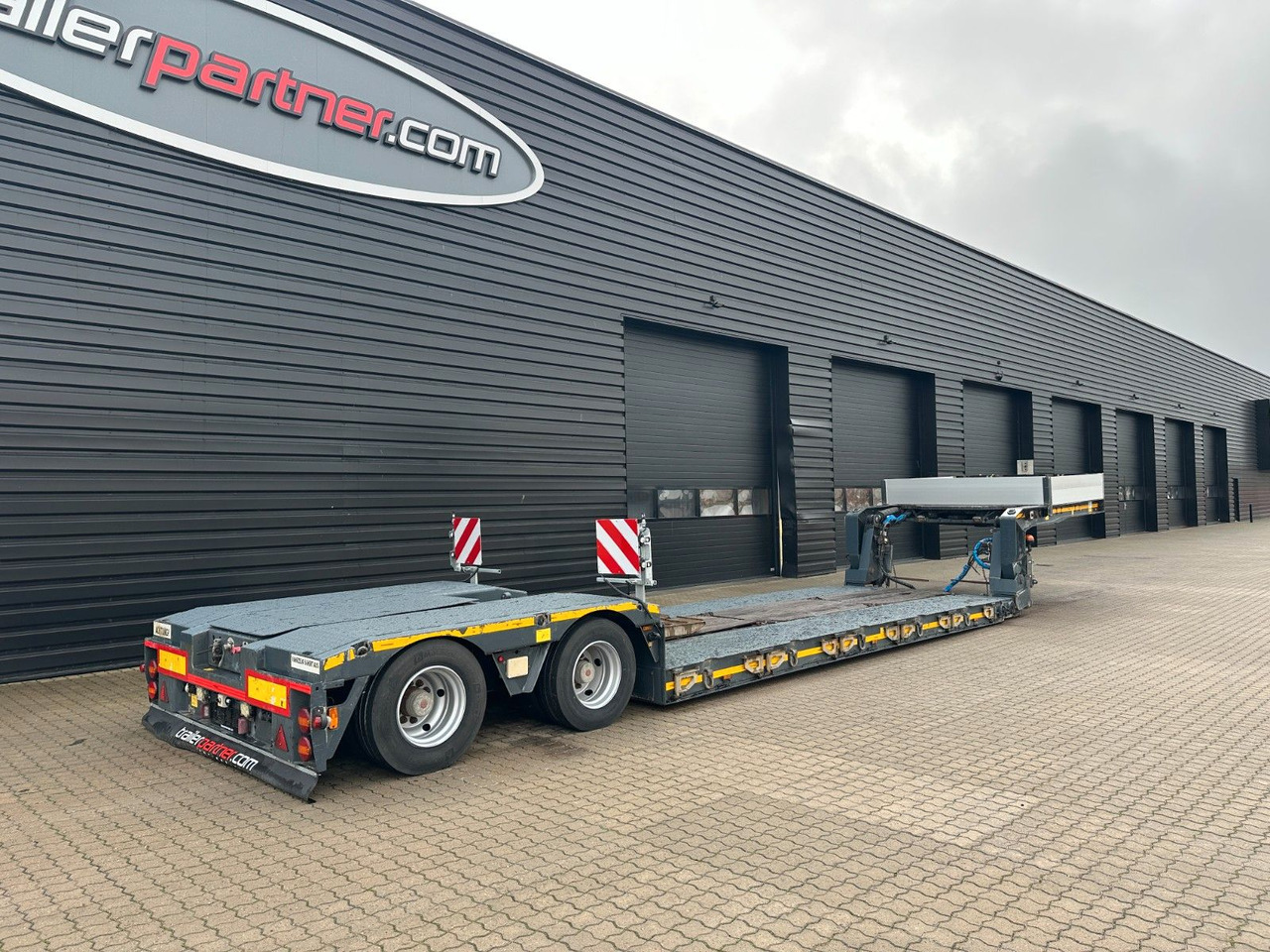 Faymonville 2 achs tiefbett / 2 x ausziehbar / 17.450 mm Faymonville 2 achs tiefbett / 2 x ausziehbar / 17.450 mm - Low loader semi-trailer: picture 4 Faymonville 2 achs tiefbett / 2 x ausziehbar / 17.450 mm Faymonville 2 achs tiefbett / 2 x ausziehbar / 17.450 mm - Low loader semi-trailer: picture 4