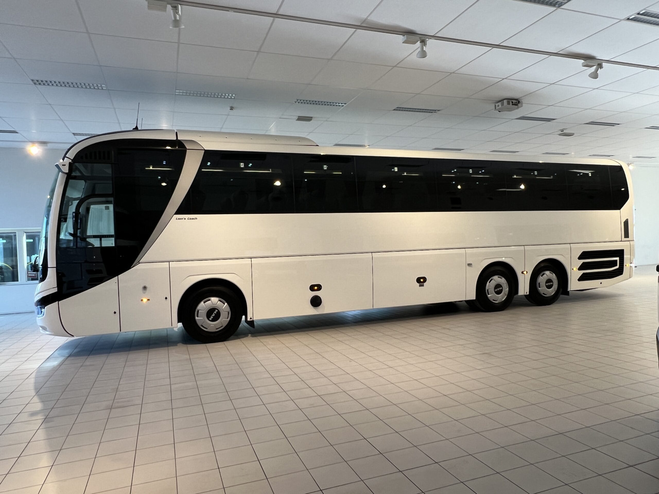 MAN Lions Coach R09 Euro 6E (Dark Edition) - Coach: picture 4 MAN Lions Coach R09 Euro 6E (Dark Edition) - Coach: picture 4
