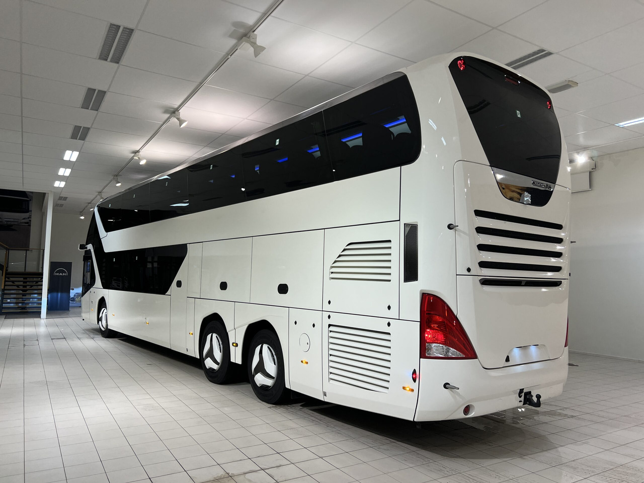 NEOPLAN SKYLINER P06 Euro 6E V.I.P / Exclusive Class (Dark Edition) - Coach: picture 4 NEOPLAN SKYLINER P06 Euro 6E V.I.P / Exclusive Class (Dark Edition) - Coach: picture 4