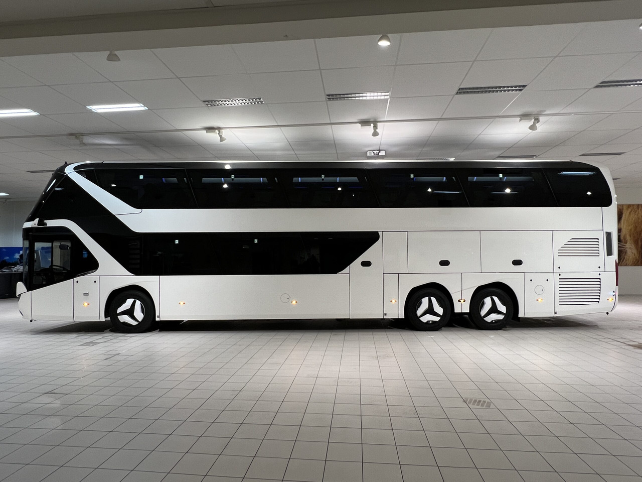 NEOPLAN SKYLINER P06 Euro 6E V.I.P / Exclusive Class (Dark Edition) - Coach: picture 3 NEOPLAN SKYLINER P06 Euro 6E V.I.P / Exclusive Class (Dark Edition) - Coach: picture 3