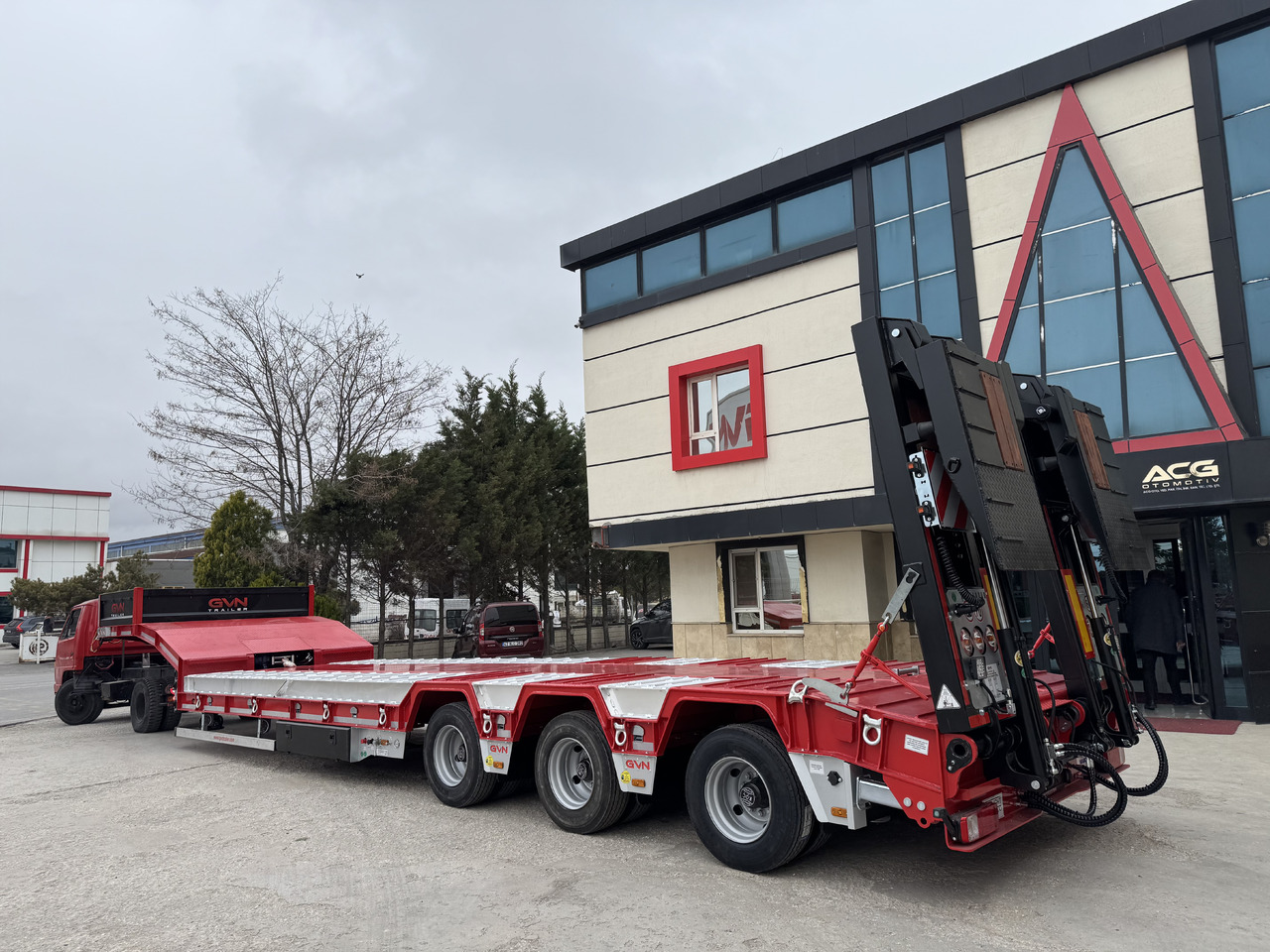 GVN Trailer 3 AXLE LOWBED WITH WHEEL RECESSES - Low loader semi-trailer: picture 1 GVN Trailer 3 AXLE LOWBED WITH WHEEL RECESSES - Low loader semi-trailer: picture 1