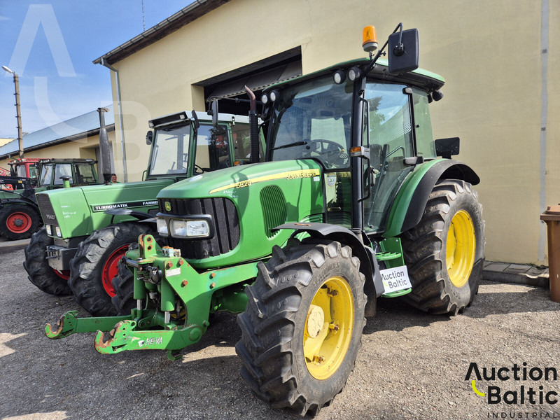 John Deere 5820 - Farm tractor: picture 2 John Deere 5820 - Farm tractor: picture 2