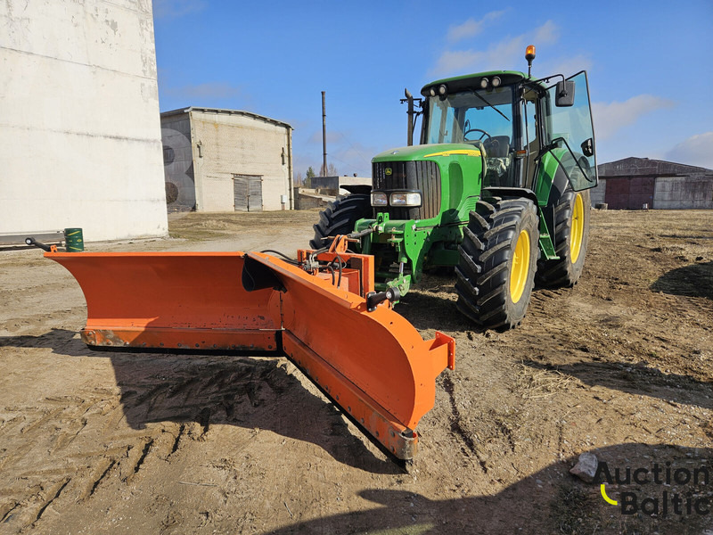 John Deere 6820 - Farm tractor: picture 1 John Deere 6820 - Farm tractor: picture 1