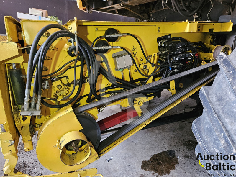 Combine harvester for transportation of food New Holland CR 9080: picture 17