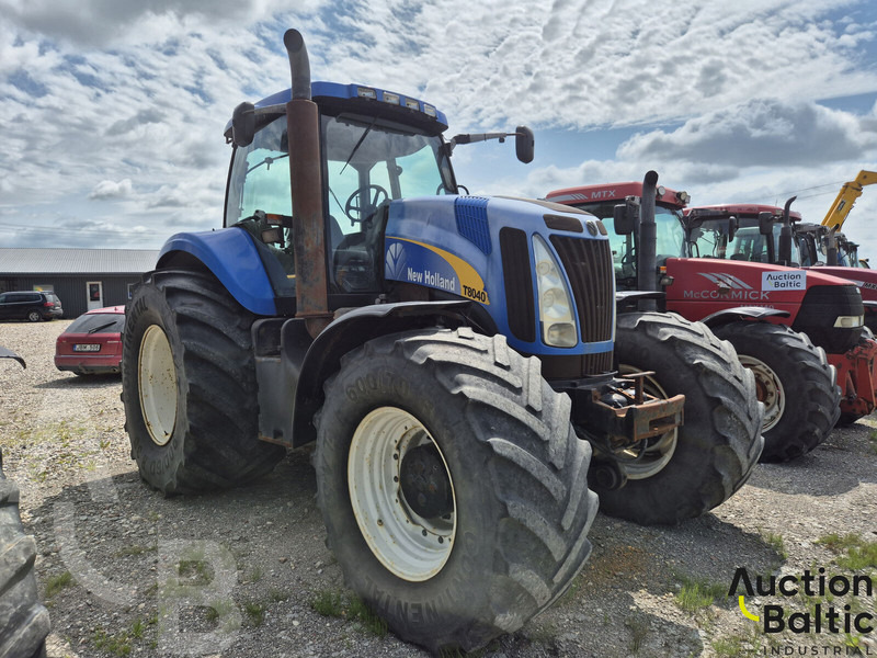 New Holland T 8040 - Farm tractor: picture 2 New Holland T 8040 - Farm tractor: picture 2