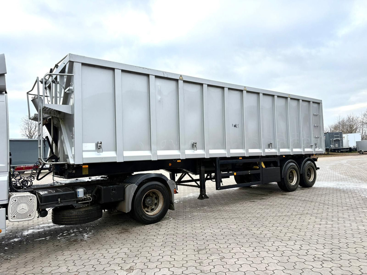 OVA Aluminium Kippmulde 47-50m³ - Tipper semi-trailer: picture 2 OVA Aluminium Kippmulde 47-50m³ - Tipper semi-trailer: picture 2