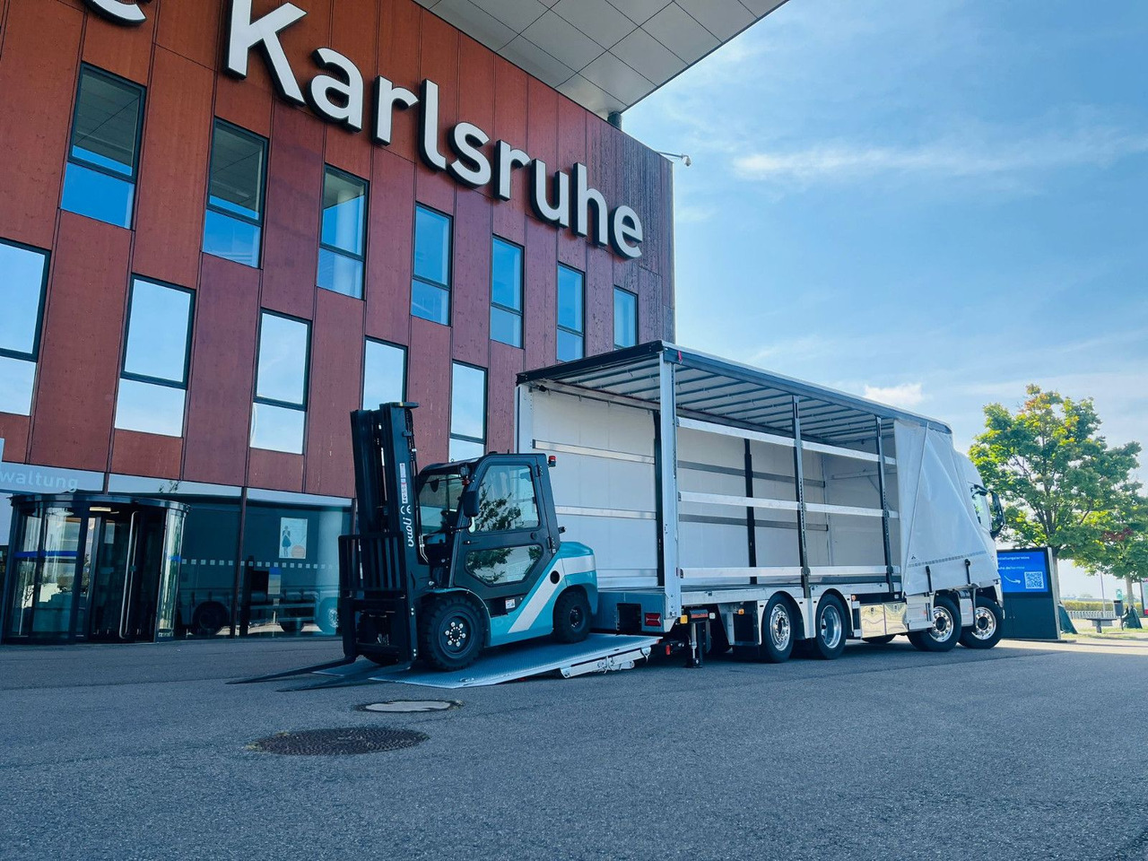 Volvo FH 500 Gabelstaplertransporter LBW 9t Dhollandia - Tow truck: picture 1 Volvo FH 500 Gabelstaplertransporter LBW 9t Dhollandia - Tow truck: picture 1