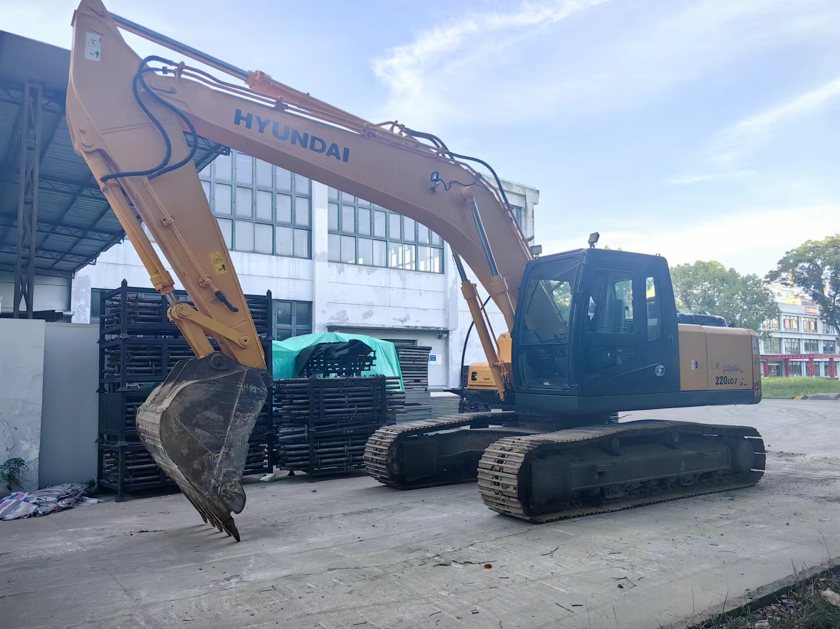 HYUNDAI R220LC-7 - Excavator: picture 1 HYUNDAI R220LC-7 - Excavator: picture 1