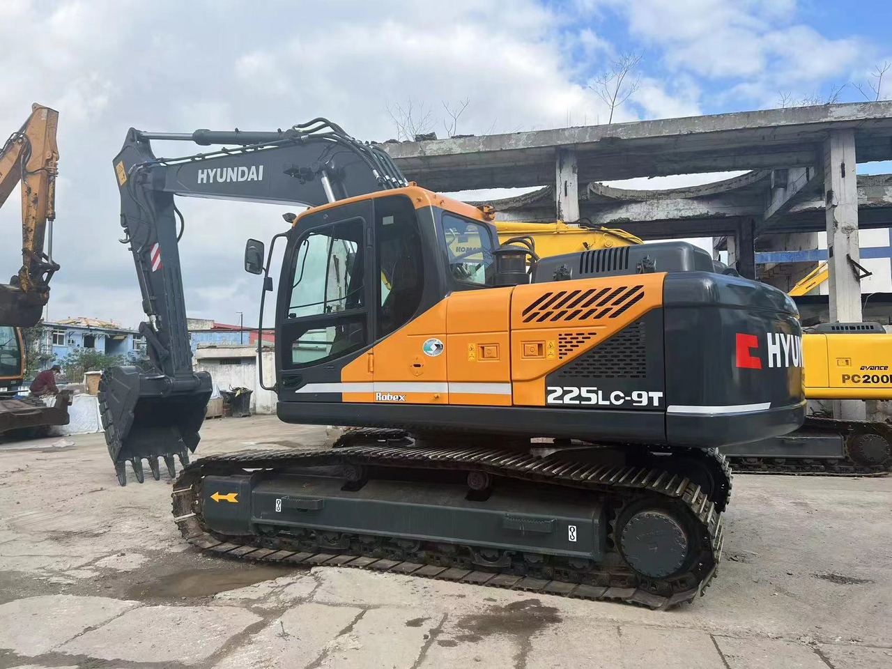 Hyundai R225LC-9T - Crawler excavator: picture 4 Hyundai R225LC-9T - Crawler excavator: picture 4