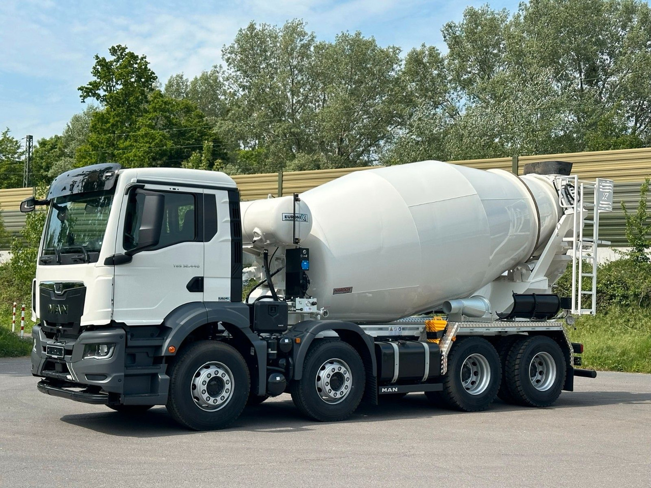 MAN TGS 32.440 8x4 / Euromix MTP EM 9 L - Concrete mixer truck: picture 1 MAN TGS 32.440 8x4 / Euromix MTP EM 9 L - Concrete mixer truck: picture 1