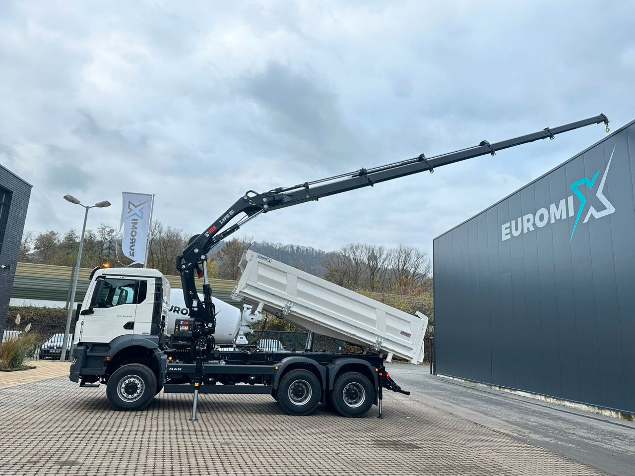 MAN TGS 33.440 6x6 /3-Seiten- Kipper / Kran HIAB 302 - Tipper, Crane truck: picture 1 MAN TGS 33.440 6x6 /3-Seiten- Kipper / Kran HIAB 302 - Tipper, Crane truck: picture 1