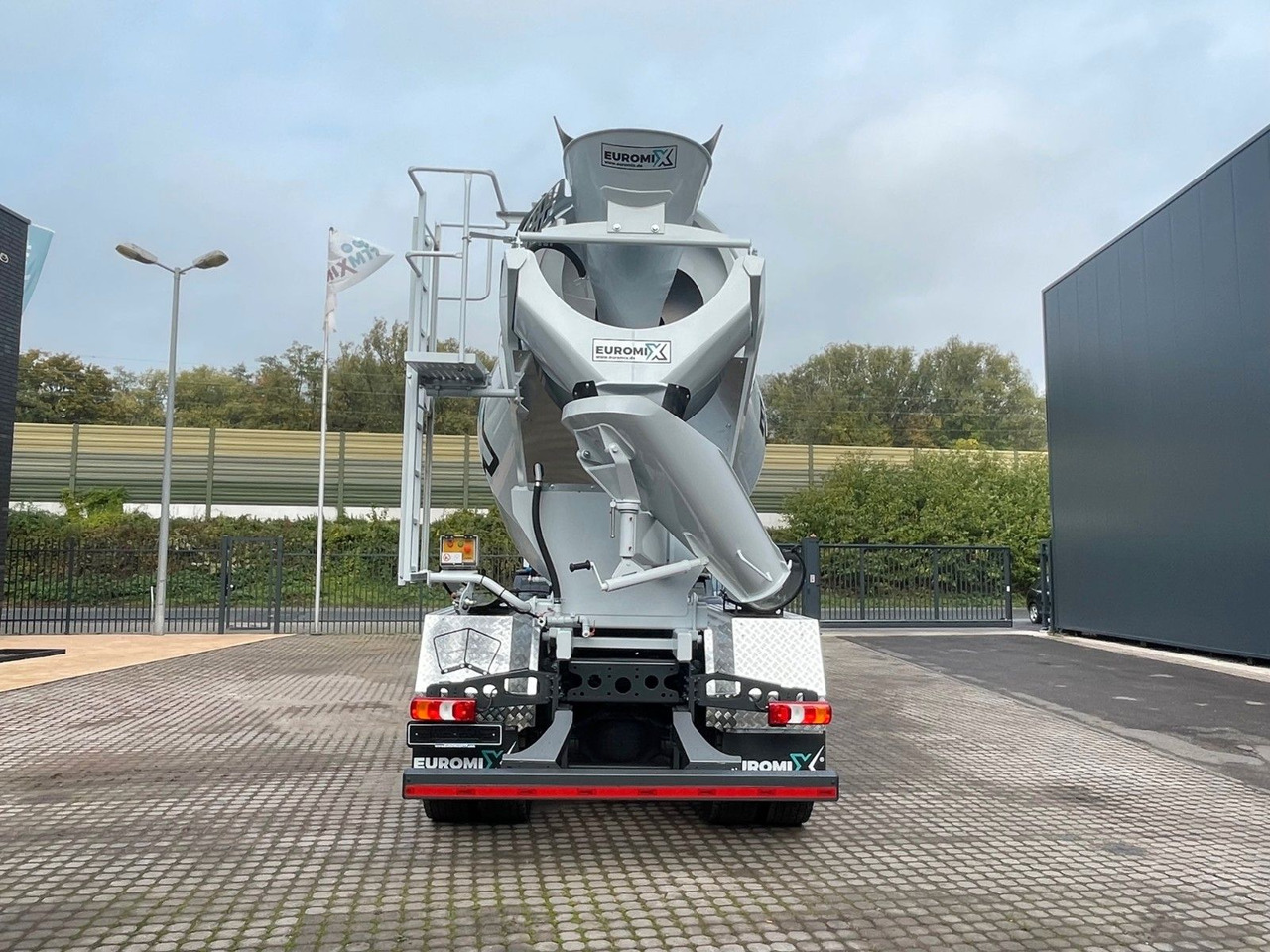 Mercedes-Benz AROCS 5 4142 B 8X4 Euro 3 EuromixMTP EM 10 - Concrete mixer truck: picture 4 Mercedes-Benz AROCS 5 4142 B 8X4 Euro 3 EuromixMTP EM 10 - Concrete mixer truck: picture 4