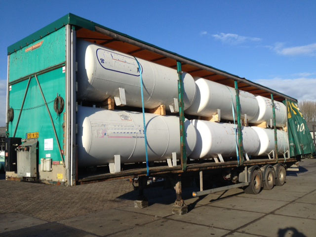Curtain semi-trailer loaded with LPG tanks - Curtainsider semi-trailer: picture 4 Curtain semi-trailer loaded with LPG tanks - Curtainsider semi-trailer: picture 4