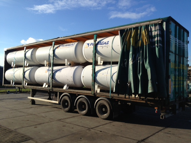Curtain semi-trailer loaded with LPG tanks - Curtainsider semi-trailer: picture 2 Curtain semi-trailer loaded with LPG tanks - Curtainsider semi-trailer: picture 2