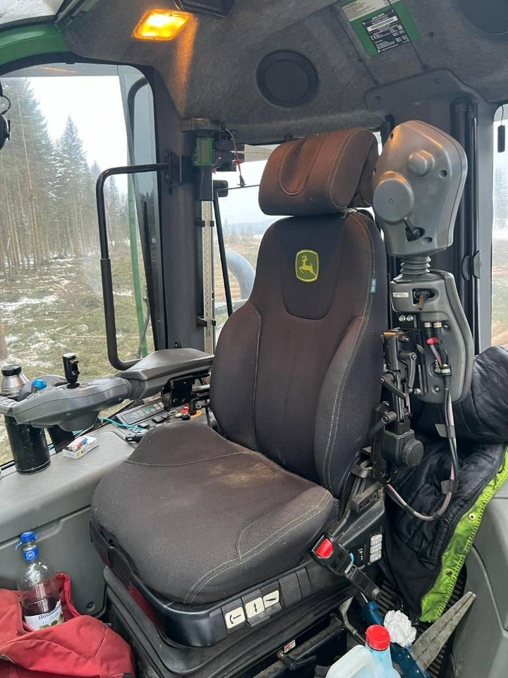 Forestry harvester John Deere 1170G: picture 23