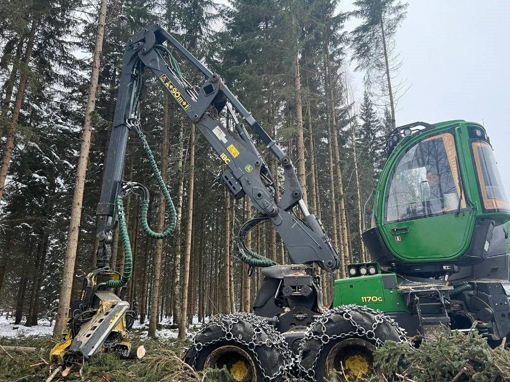 Forestry harvester John Deere 1170G: picture 11