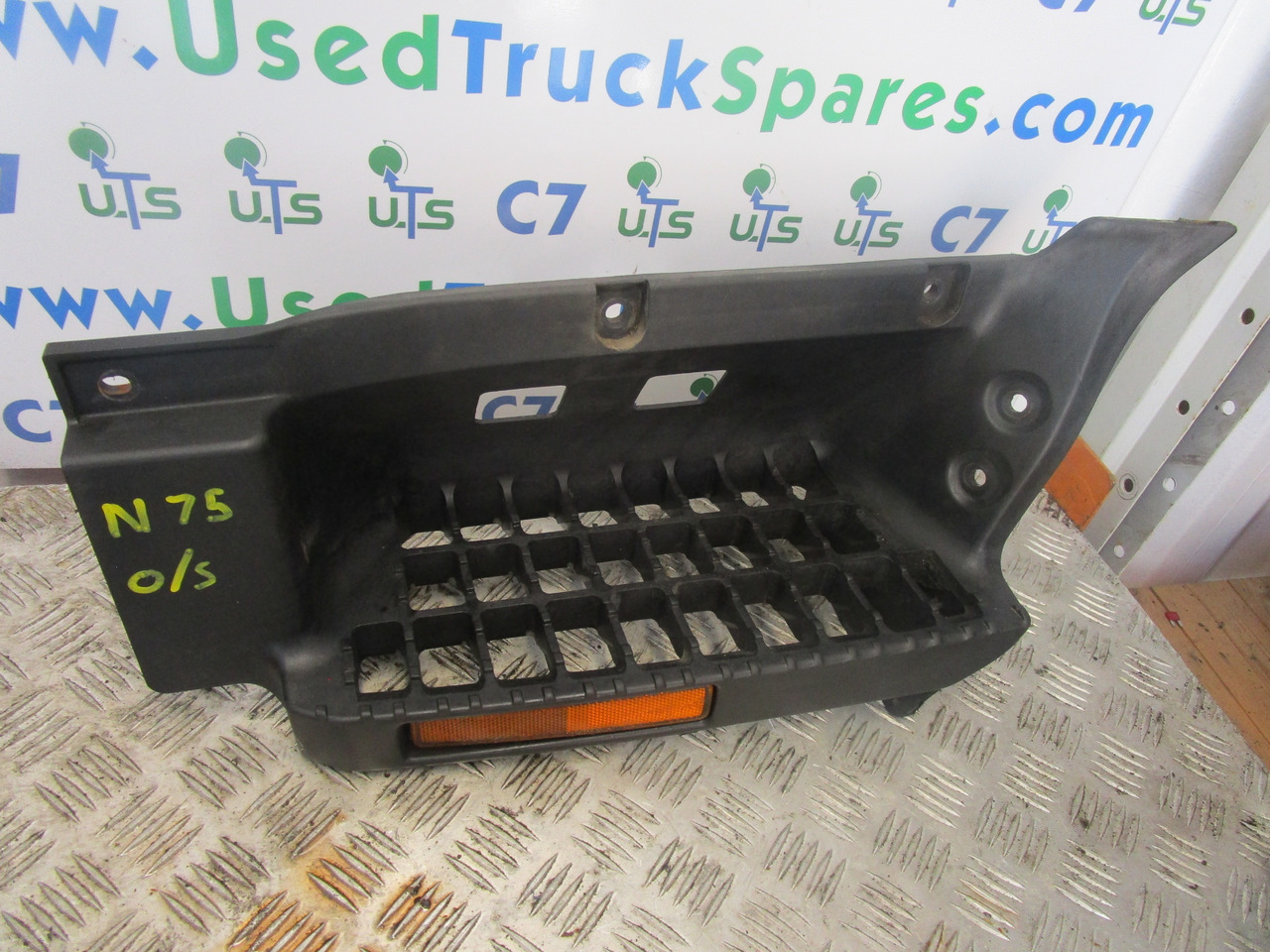 ISUZU N75 4HK1 FOOT STEP PASS/SIDE - Cab and interior for Truck: picture 1 ISUZU N75 4HK1 FOOT STEP PASS/SIDE - Cab and interior for Truck: picture 1