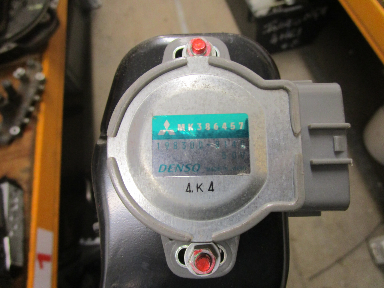 MITSUBISHI FUSO THROTTLE PEDAL UNIT COMPLETE INCLUDING SENSOR MK386457 - Cab and interior for Truck: picture 2 MITSUBISHI FUSO THROTTLE PEDAL UNIT COMPLETE INCLUDING SENSOR MK386457 - Cab and interior for Truck: picture 2