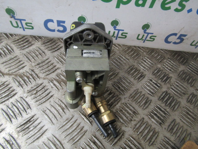 VOLVO FE HAND BRAKE CONTROL UNIT WABCO 20763929 - Electrical system for Truck: picture 2 VOLVO FE HAND BRAKE CONTROL UNIT WABCO 20763929 - Electrical system for Truck: picture 2