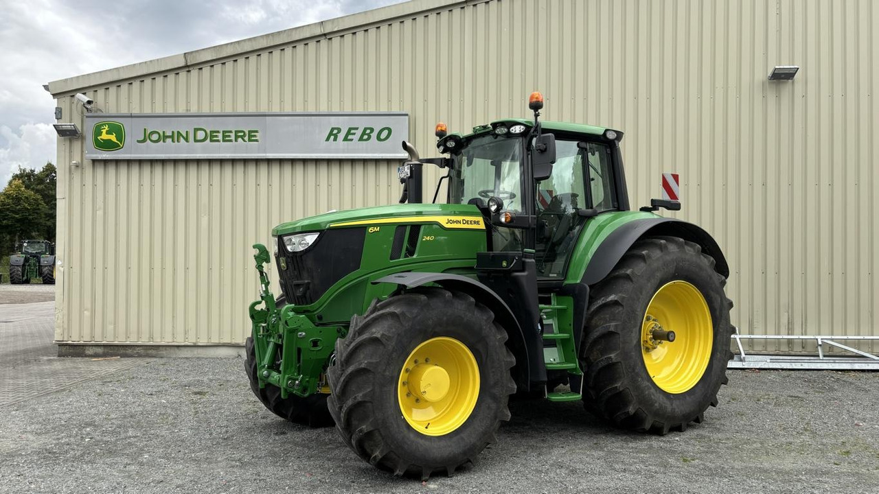 John Deere 6M240 - Farm tractor: picture 1 John Deere 6M240 - Farm tractor: picture 1