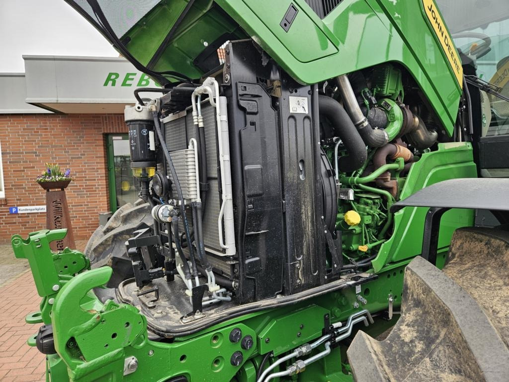 John Deere 6R155 - Farm tractor: picture 4 John Deere 6R155 - Farm tractor: picture 4