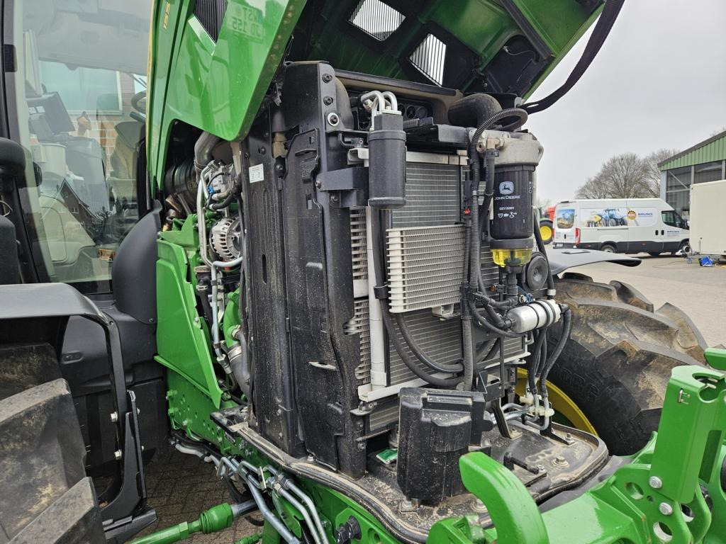 John Deere 6R155 - Farm tractor: picture 3 John Deere 6R155 - Farm tractor: picture 3
