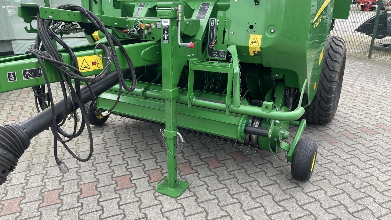 John Deere RUNDBALLENPRESSE F441R - Bale wrapper: picture 2 John Deere RUNDBALLENPRESSE F441R - Bale wrapper: picture 2