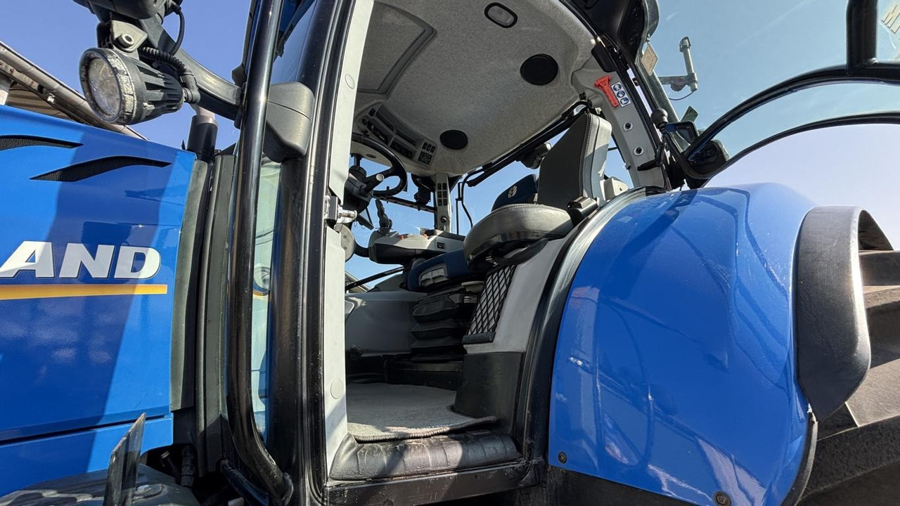 Farm tractor New Holland T 7.210: picture 15