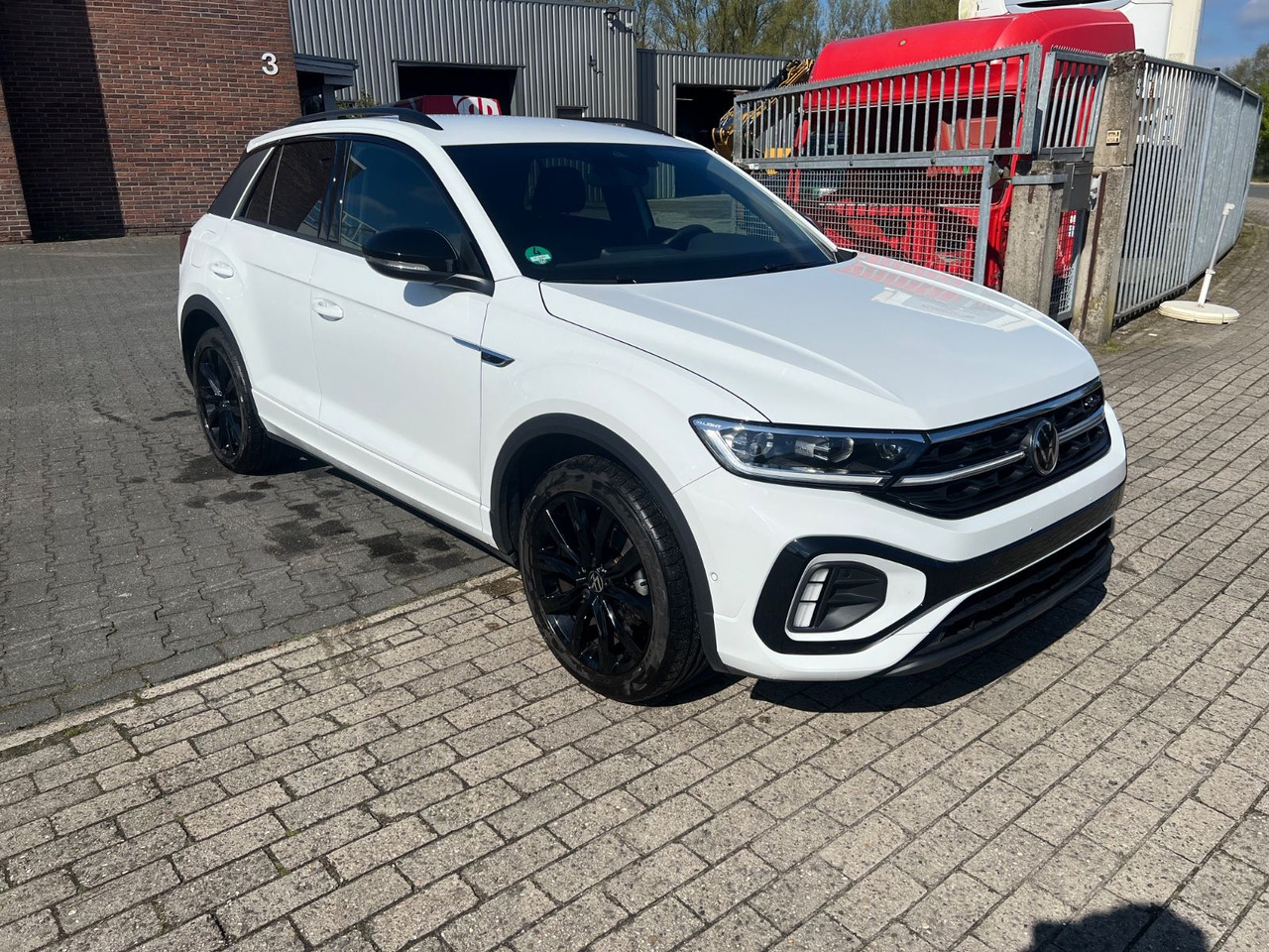 Volkswagen T-Roc R-Line 1.0 TSI Black Edition - Sedan: picture 5 Volkswagen T-Roc R-Line 1.0 TSI Black Edition - Sedan: picture 5