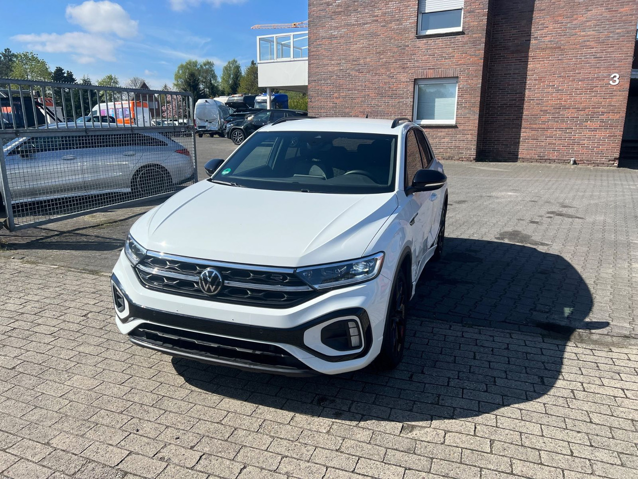 Volkswagen T-Roc R-Line 1.0 TSI Black Edition - Sedan: picture 2 Volkswagen T-Roc R-Line 1.0 TSI Black Edition - Sedan: picture 2