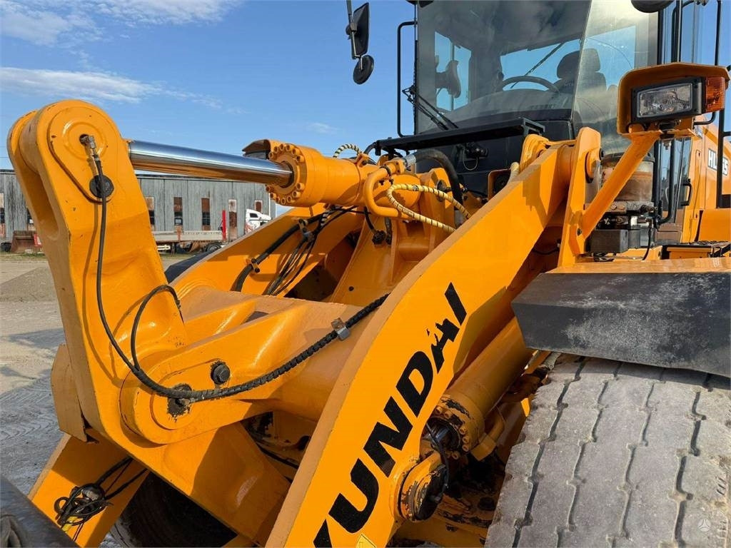 Wheel loader Hyundai HL 955: picture 9