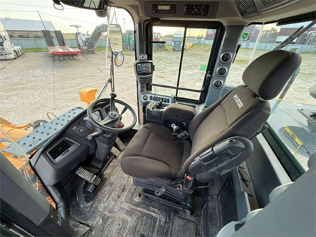 Wheel loader Hyundai HL 955: picture 12