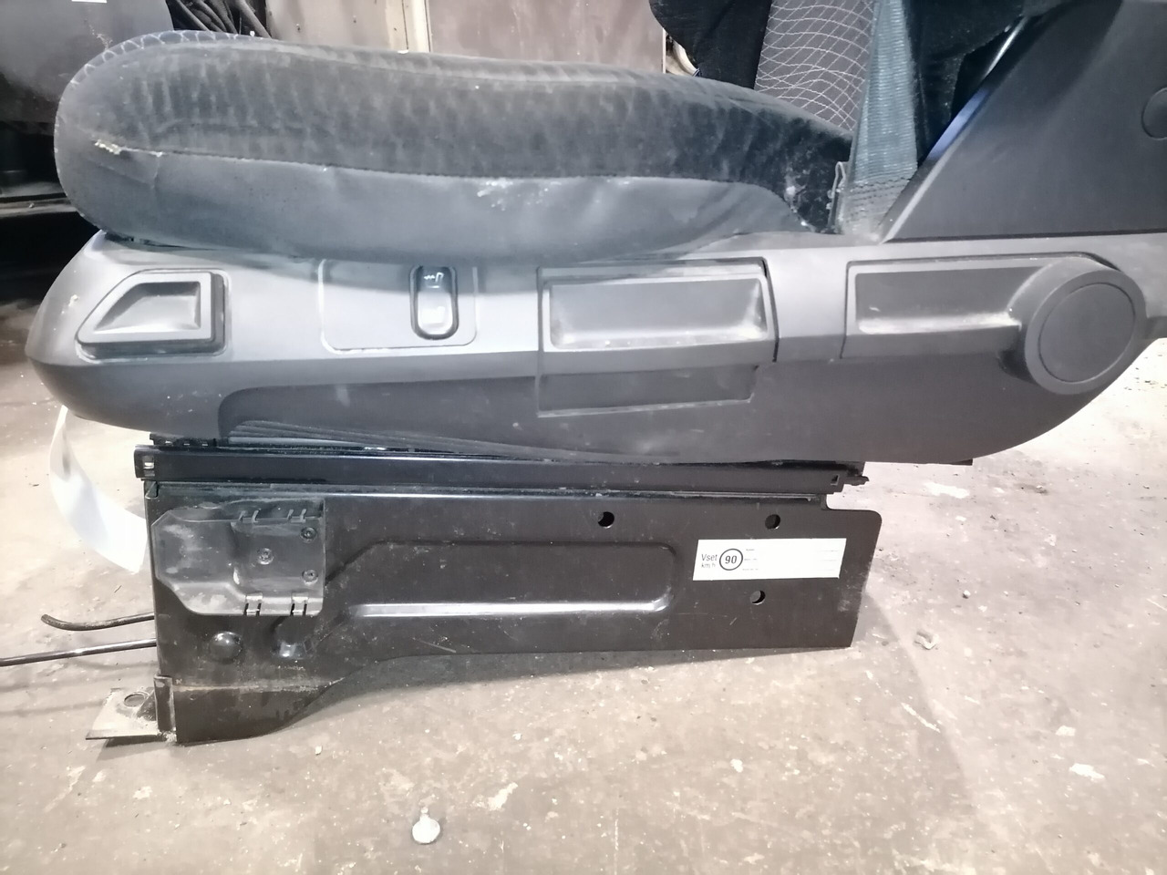 Mercedes-Benz Juhiiste A9609107501 - Seat for Truck: picture 4 Mercedes-Benz Juhiiste A9609107501 - Seat for Truck: picture 4