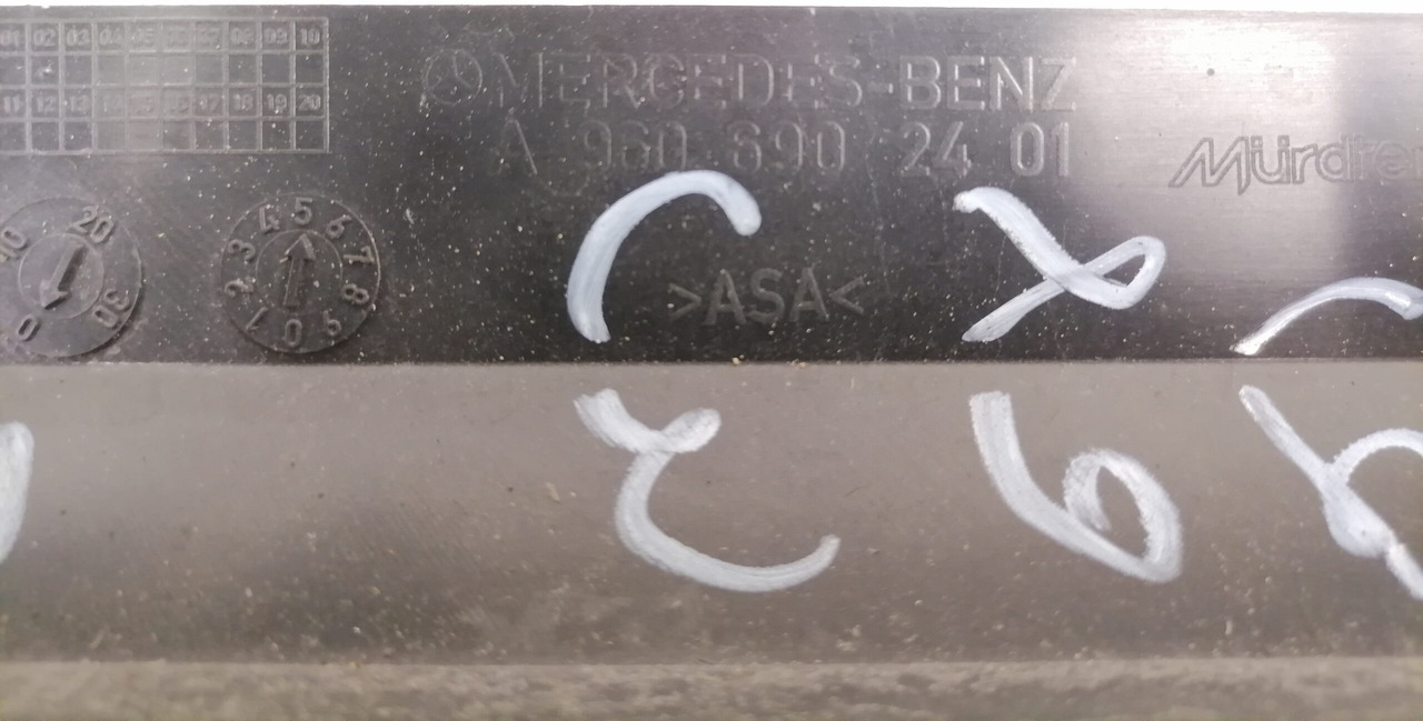 Mercedes-Benz Kabiini plastik A9606902401 - Universal part for Truck: picture 3 Mercedes-Benz Kabiini plastik A9606902401 - Universal part for Truck: picture 3