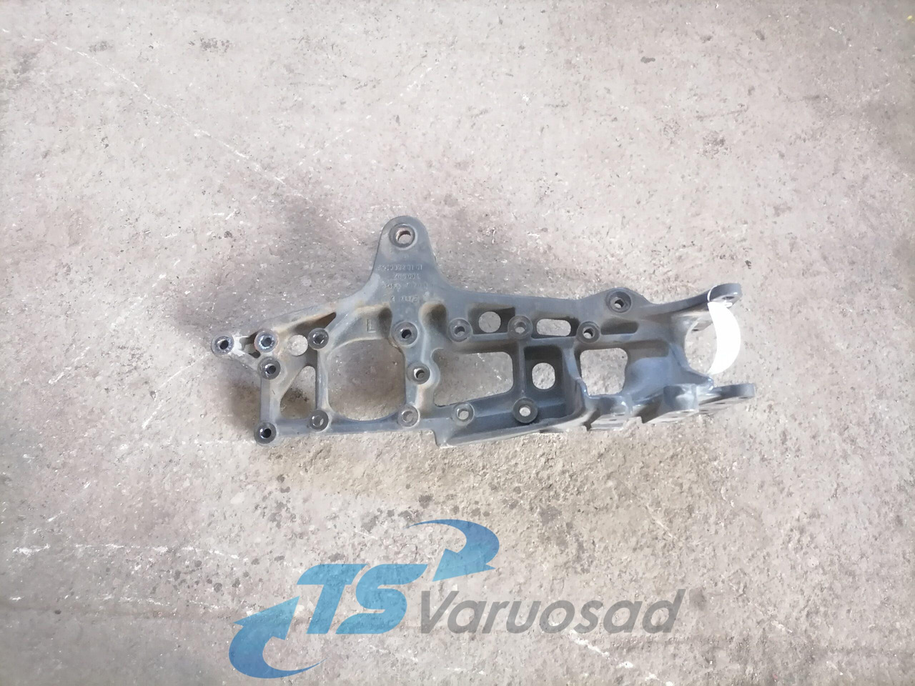 Mercedes-Benz Leaf spring bracket A9303220101 - Suspension for Truck: picture 1 Mercedes-Benz Leaf spring bracket A9303220101 - Suspension for Truck: picture 1