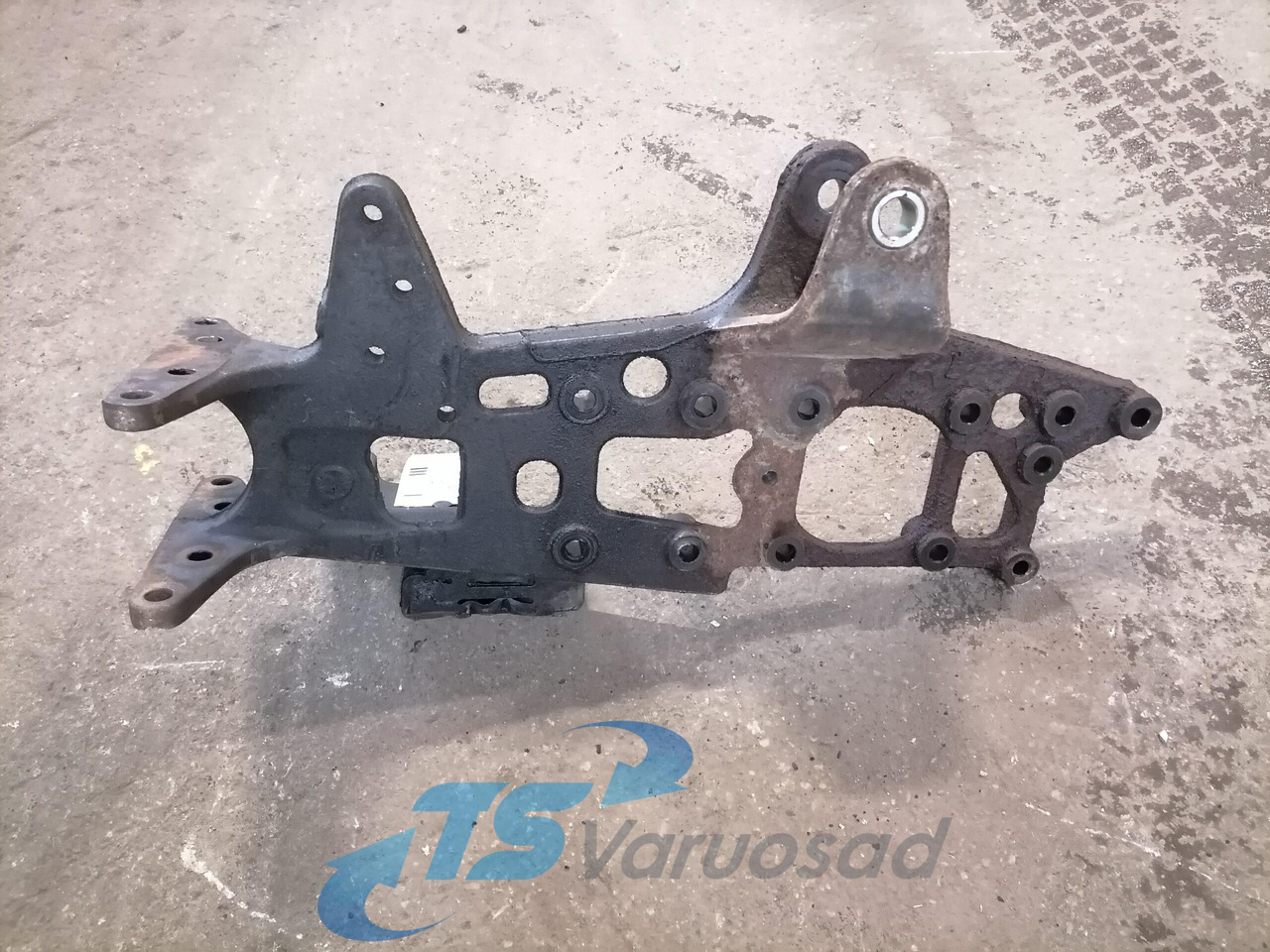 Mercedes-Benz Leaf spring bracket A9303220401 - Suspension for Truck: picture 2 Mercedes-Benz Leaf spring bracket A9303220401 - Suspension for Truck: picture 2