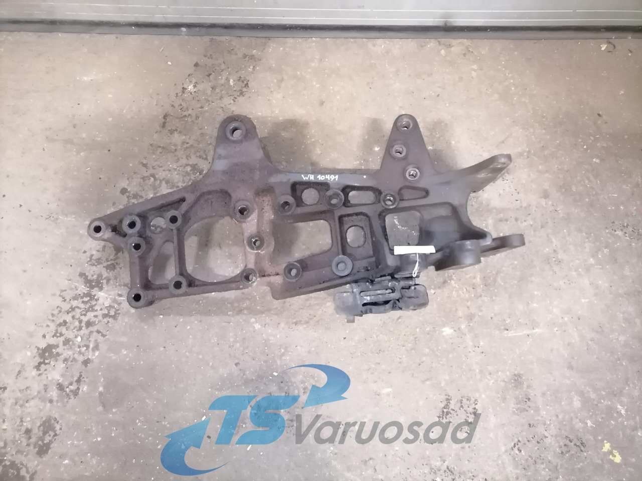 Mercedes-Benz Leaf spring bracket A9303220401 - Suspension for Truck: picture 1 Mercedes-Benz Leaf spring bracket A9303220401 - Suspension for Truck: picture 1