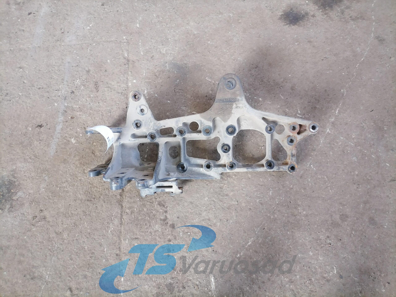 Mercedes-Benz Leaf spring bracket A9303220501 - Suspension for Truck: picture 1 Mercedes-Benz Leaf spring bracket A9303220501 - Suspension for Truck: picture 1