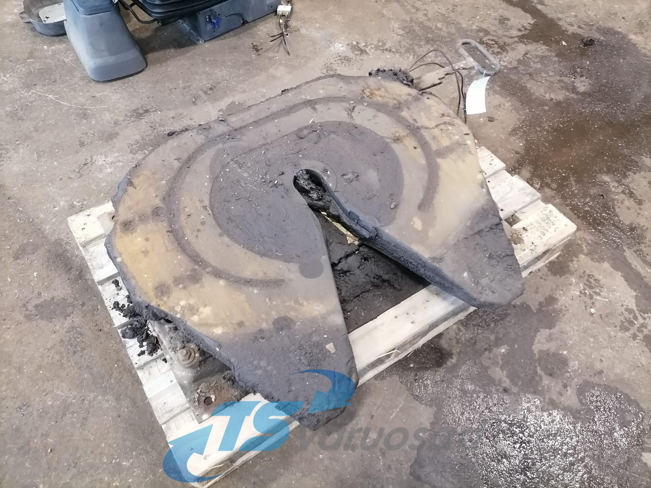 Scania Fifht wheel 1353631 - Fifth wheel coupling for Truck: picture 1 Scania Fifht wheel 1353631 - Fifth wheel coupling for Truck: picture 1