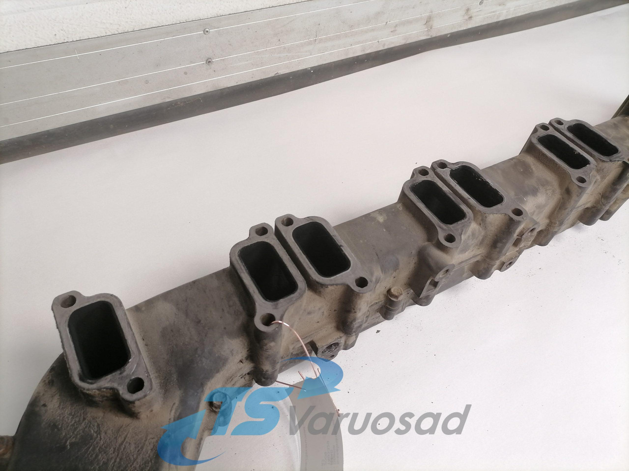 Scania Intake mainfold 1893329 - Intake manifold for Truck: picture 4 Scania Intake mainfold 1893329 - Intake manifold for Truck: picture 4