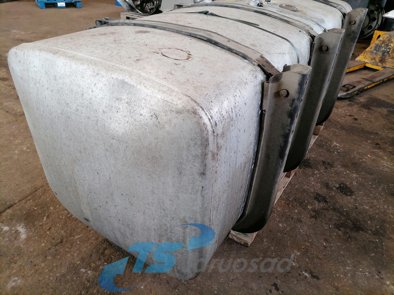 Scania Kütusepaak 700L 1517309 - Fuel tank for Truck: picture 2 Scania Kütusepaak 700L 1517309 - Fuel tank for Truck: picture 2