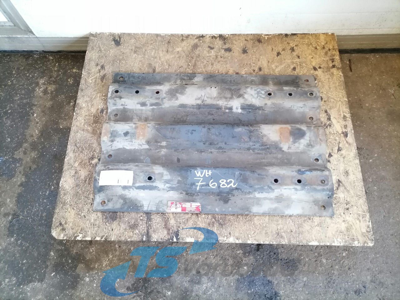 Scania Saddle plate 2061804 - Fifth wheel coupling for Truck: picture 1 Scania Saddle plate 2061804 - Fifth wheel coupling for Truck: picture 1