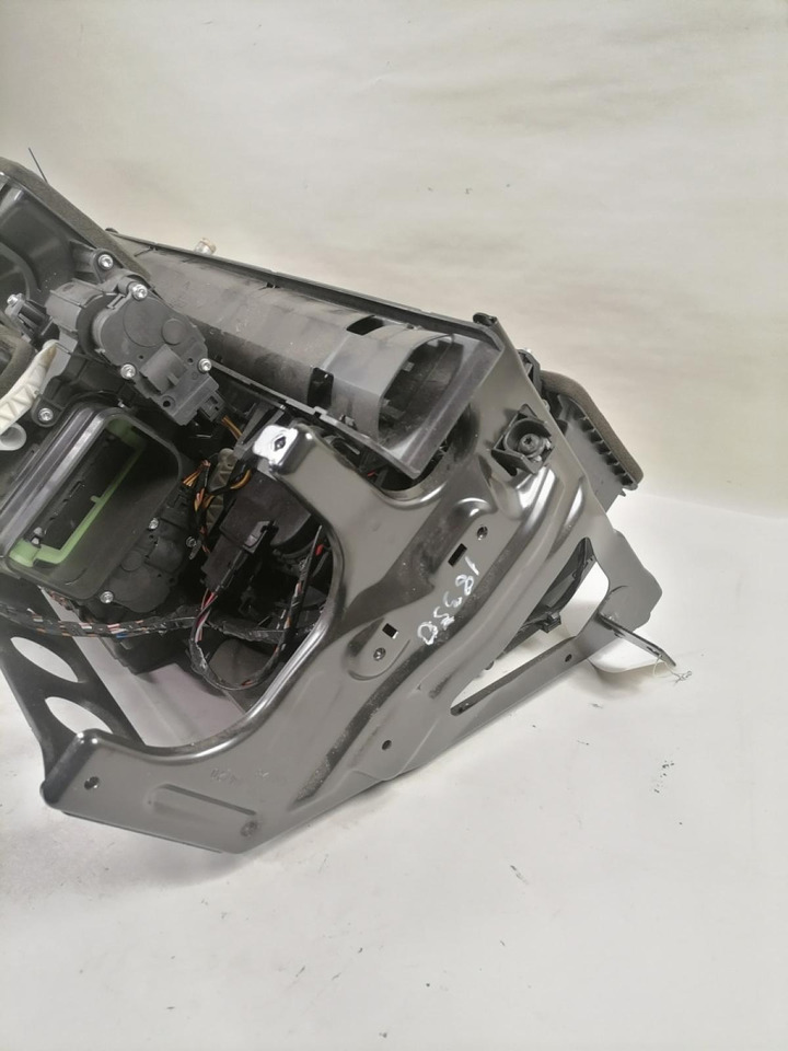 Scania Salongi radiaatorite korpus, komplektne 3093272 - Universal part for Truck: picture 3 Scania Salongi radiaatorite korpus, komplektne 3093272 - Universal part for Truck: picture 3