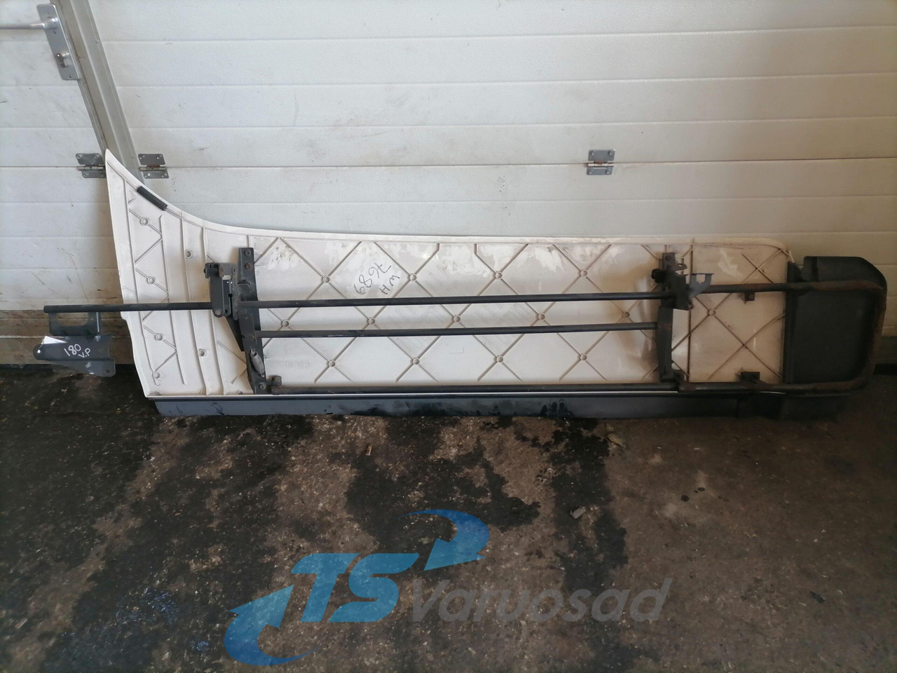 Scania Scania kabiini tuulesuunaja, vasak külg 1534039 - Aerodynamics/ Spoiler for Truck: picture 2 Scania Scania kabiini tuulesuunaja, vasak külg 1534039 - Aerodynamics/ Spoiler for Truck: picture 2