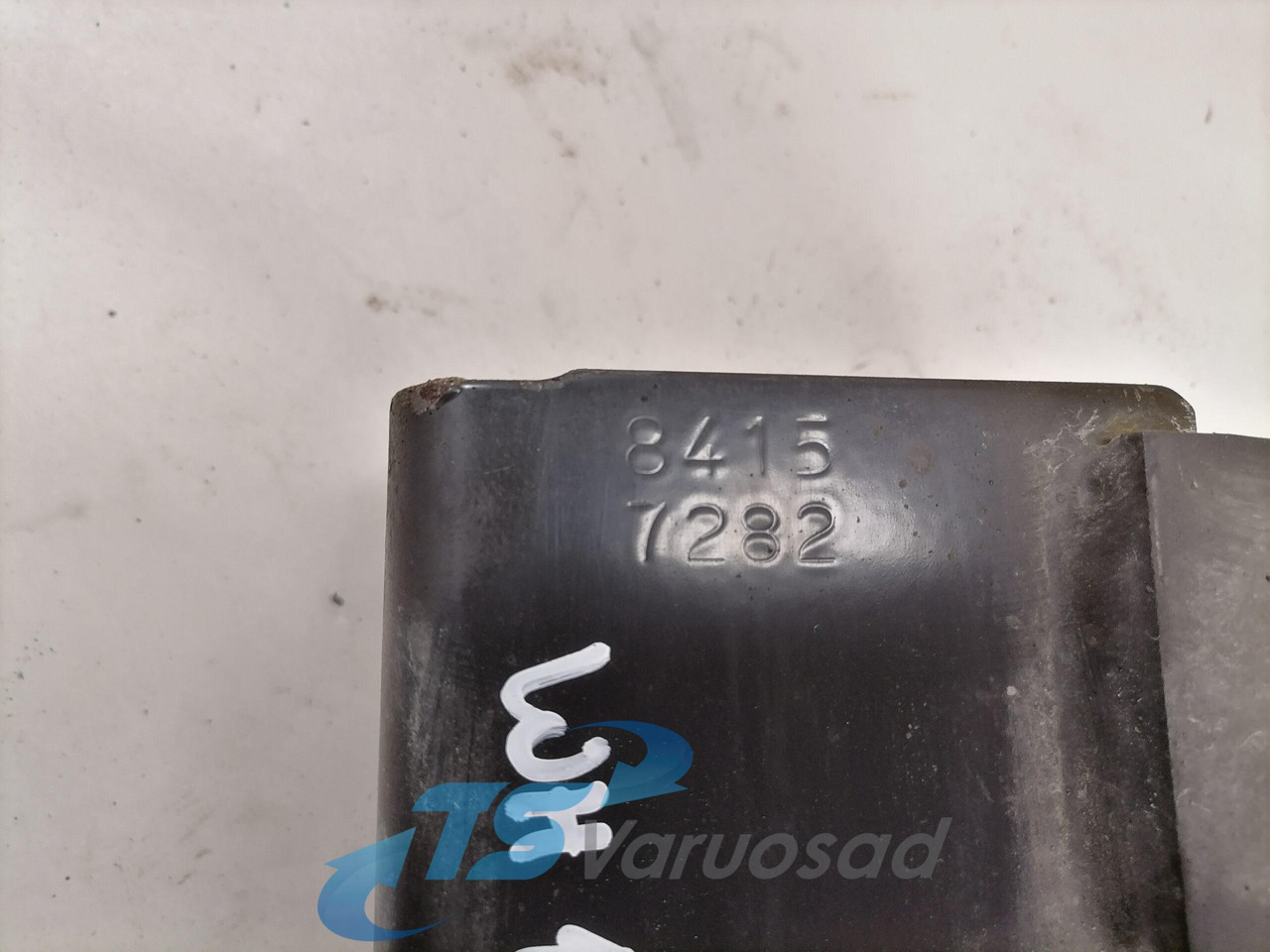 Volvo Bumper bracket 84157282 - Bumper for Truck: picture 3 Volvo Bumper bracket 84157282 - Bumper for Truck: picture 3