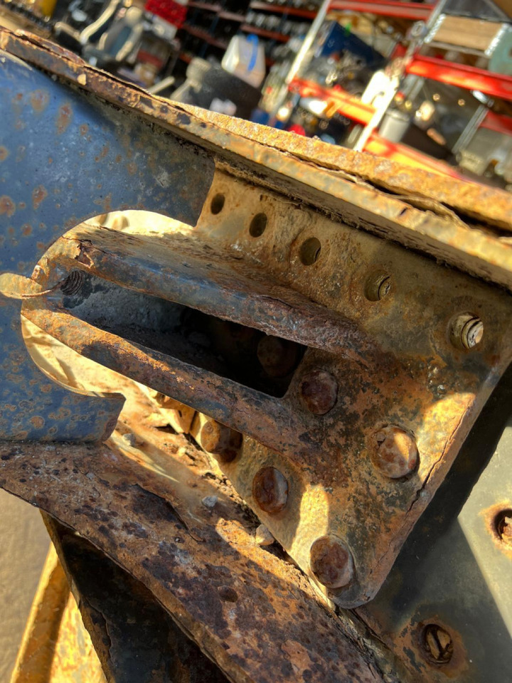 Volvo V-rod bracket 20393738 - Axle and parts for Truck: picture 2 Volvo V-rod bracket 20393738 - Axle and parts for Truck: picture 2