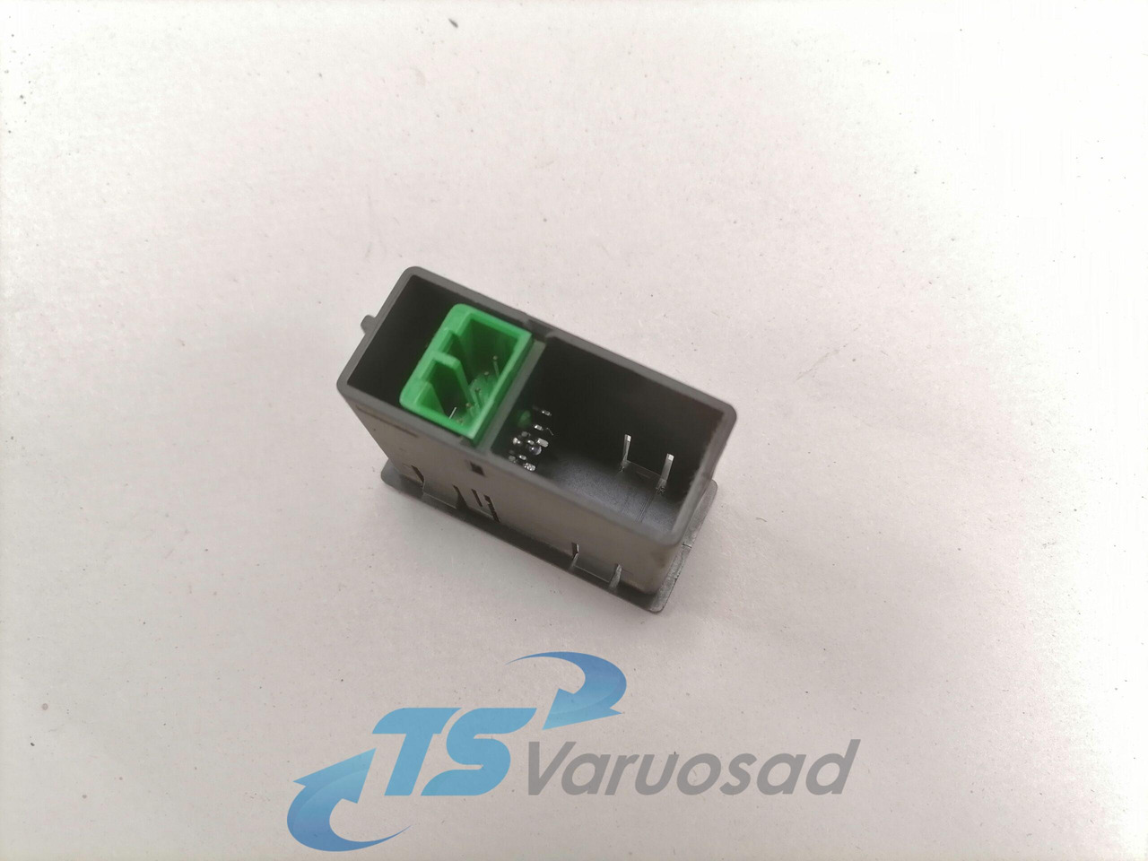 Volvo Volvo AUX pistiku paneel 21079667 - Electrical system for Truck: picture 3 Volvo Volvo AUX pistiku paneel 21079667 - Electrical system for Truck: picture 3