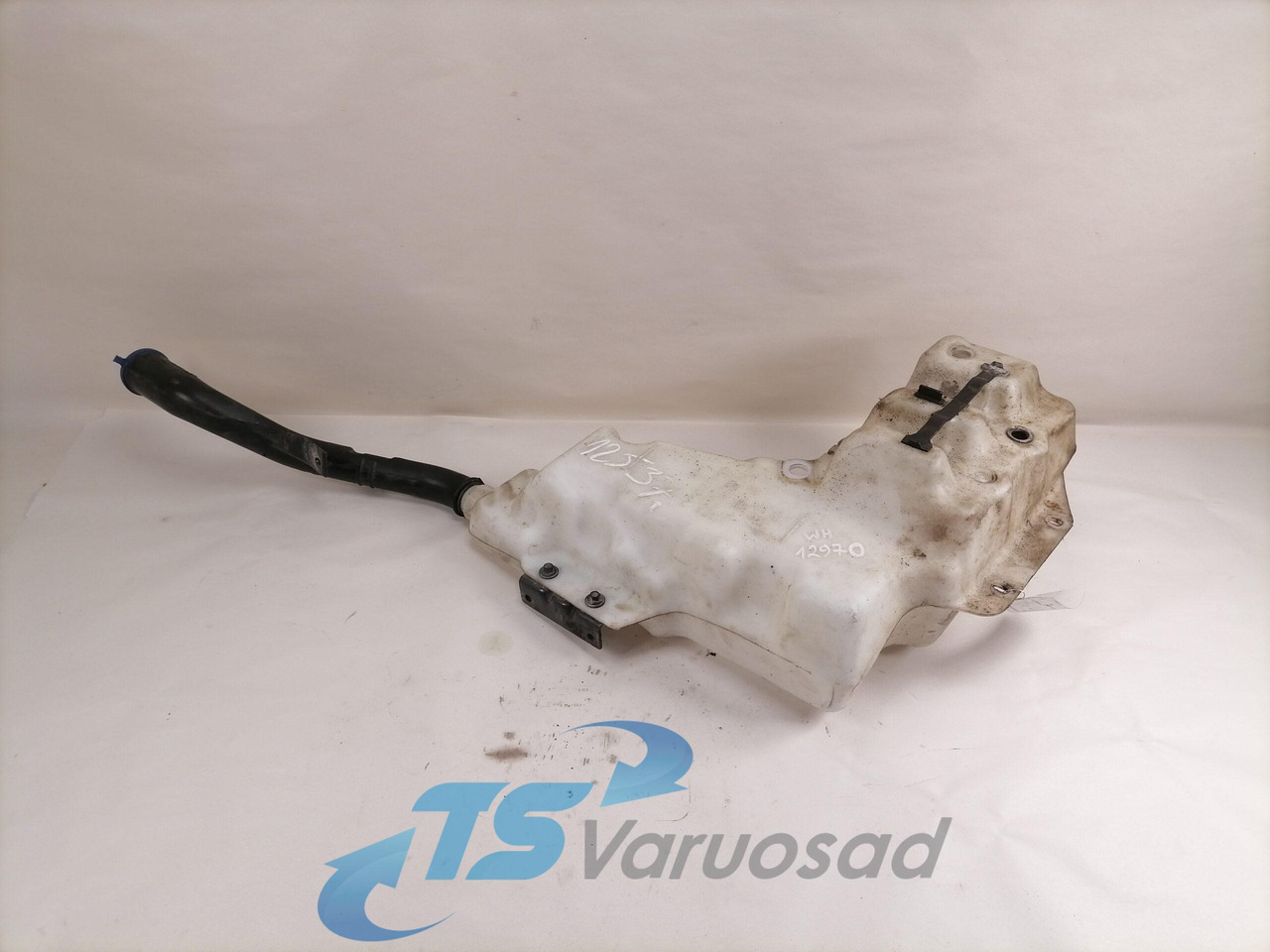 Volvo Windscreen washer fluid tank 84092259 - Wiper for Truck: picture 1 Volvo Windscreen washer fluid tank 84092259 - Wiper for Truck: picture 1