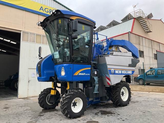 New Holland 730 - Grape harvesting machine: picture 1 New Holland 730 - Grape harvesting machine: picture 1