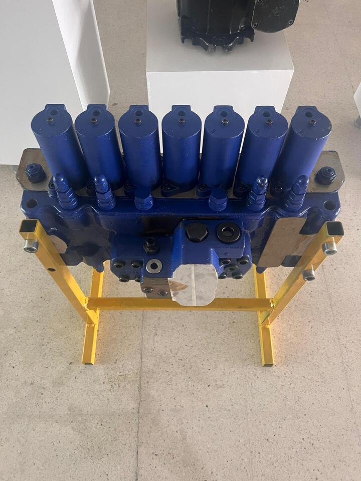 REXROTH R900779351 M8 - 1356 -00 / 7M8 - 22 - Hydraulic valve for Pile driver: picture 3 REXROTH R900779351 M8 - 1356 -00 / 7M8 - 22 - Hydraulic valve for Pile driver: picture 3
